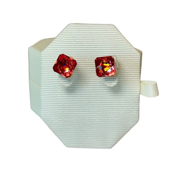 Swarovski Ortyx stud earrings Pyramid cut, Pink, Gold-tone plated - Picture 3 of 7